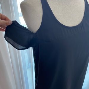 Opened shoulders black dress